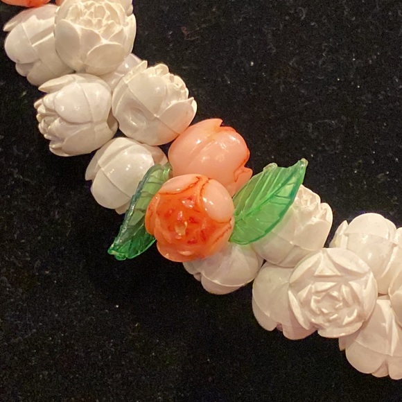 1950’s Carved  Celluloid Roses Necklace - Picture 4 of 8